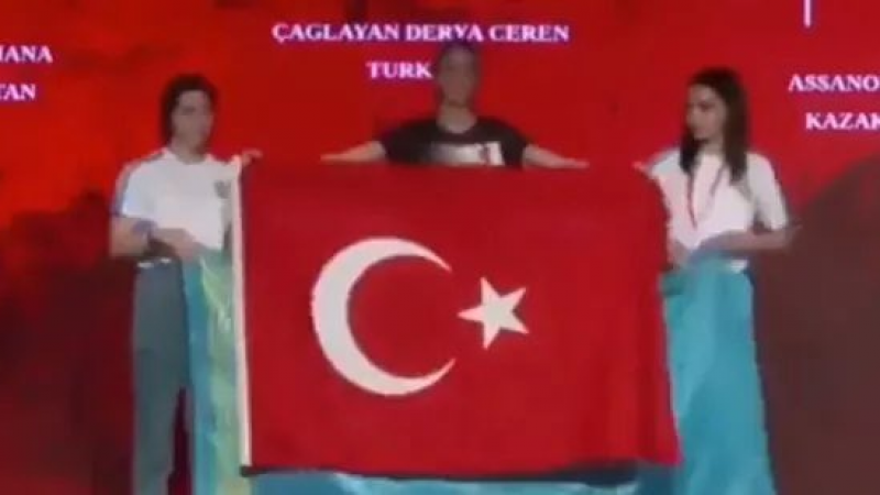 Dünya şampiyonasında bayrak krizi: Türk bayrağıyla cevap verdi