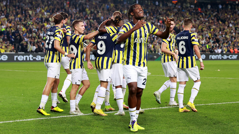 Fenerbahçe UEFA Avrupa Ligi'nde lider! AEK Larnaca'yı ezdi geçti