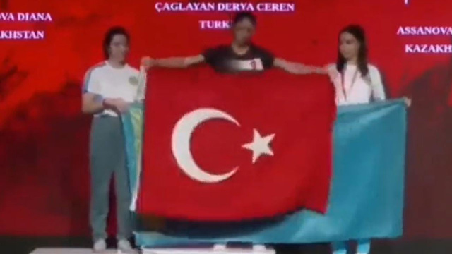 Kürsüde Kazakistan bayrağı açan sporculara, Türk bayrağı ile cevap verdi!